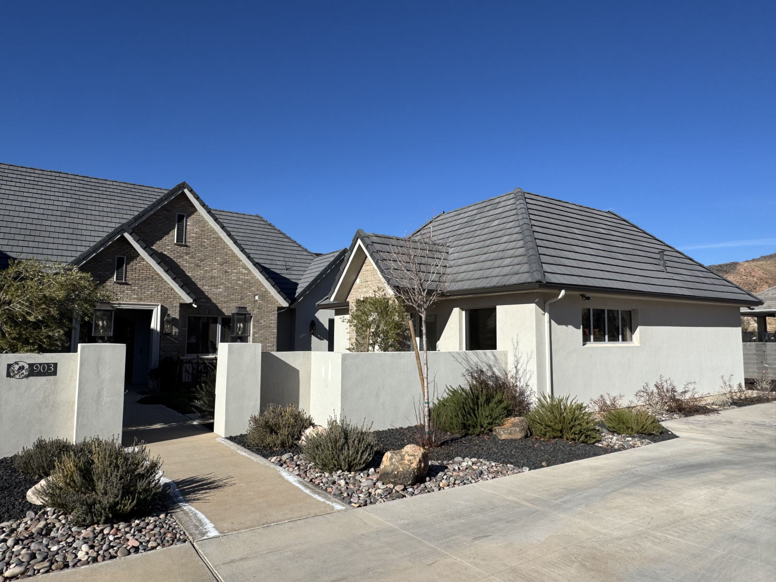 Entrée de cour avec Casita à droite. Une place de parking goudronnée juste à côté de la Casita.