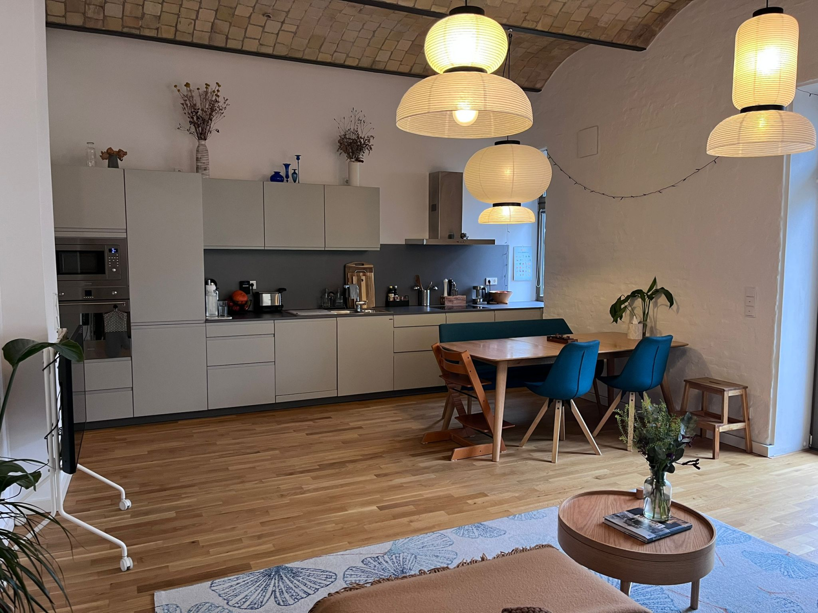 Cuisine ouverte et table à manger