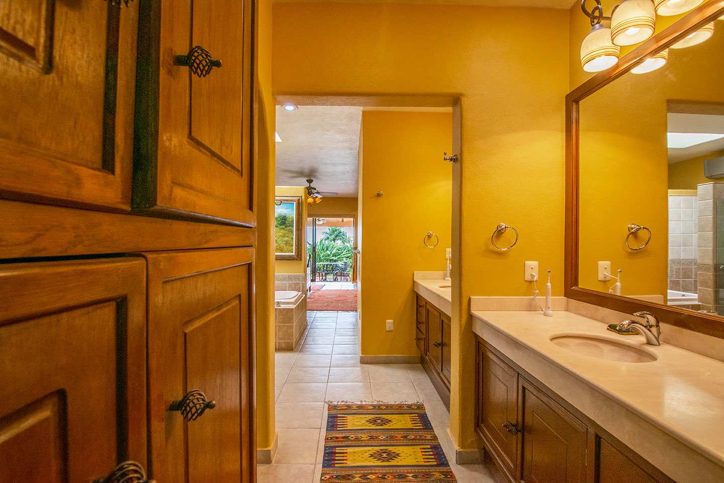 Banheiro principal com duas pias e chuveiro.