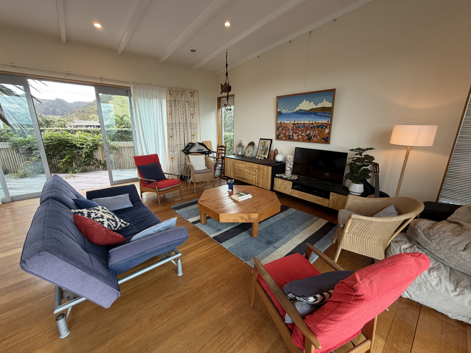 Well equipped holiday home with amazing privacy and seaviews.