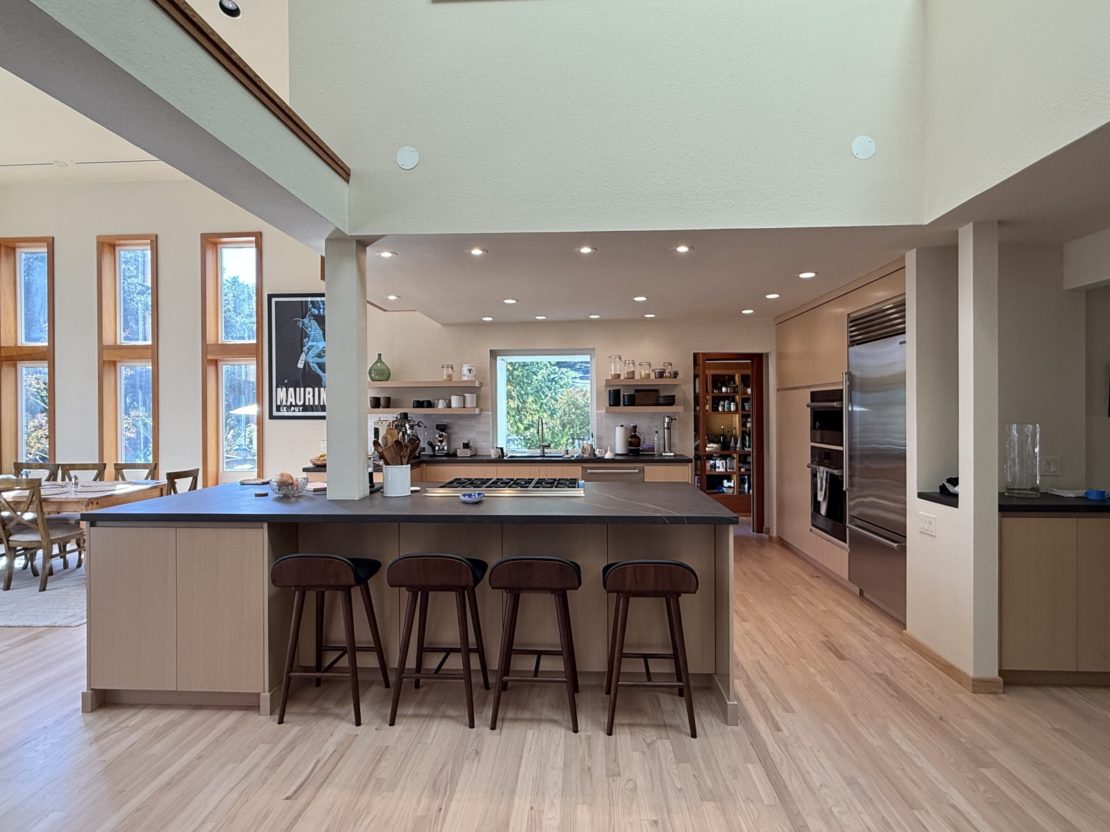 Onze nieuw gerenoveerde keuken met zitplaatsen voor vier personen aan het aanrecht