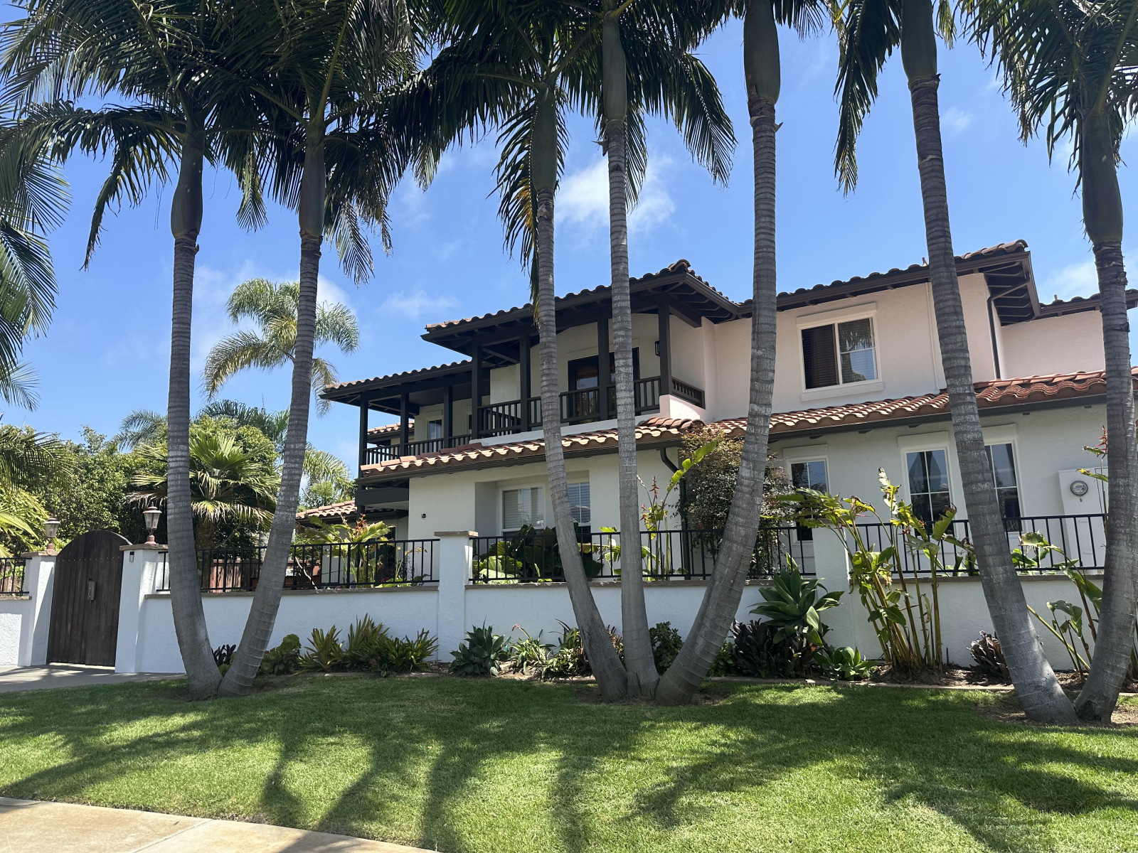 Grande maison fermée sur un cul-de-sac tranquille. Nous aimons notre quartier de plage familial.
