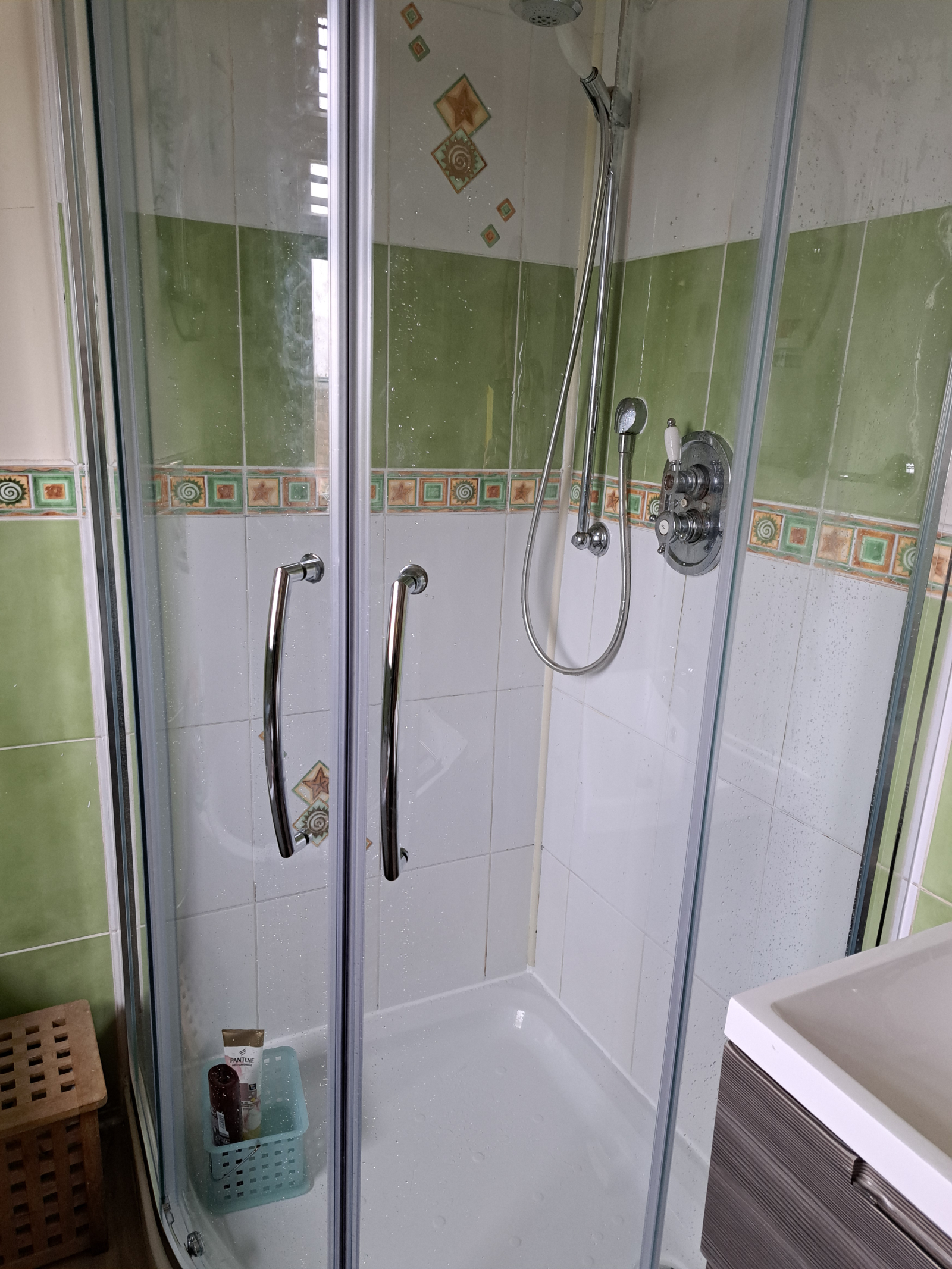 Dit is de douche in de hoofdbadkamer, die ook een badkamer heeft