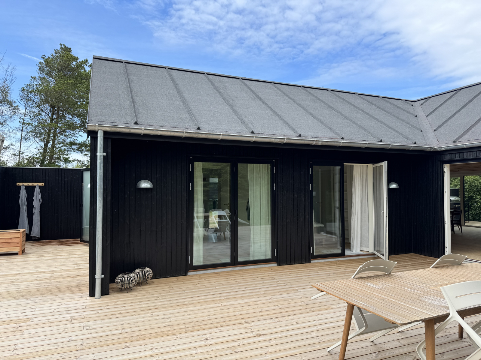 Dos dormitorios con acceso al jardín, y la ducha exterior con acceso desde uno de los baños.
