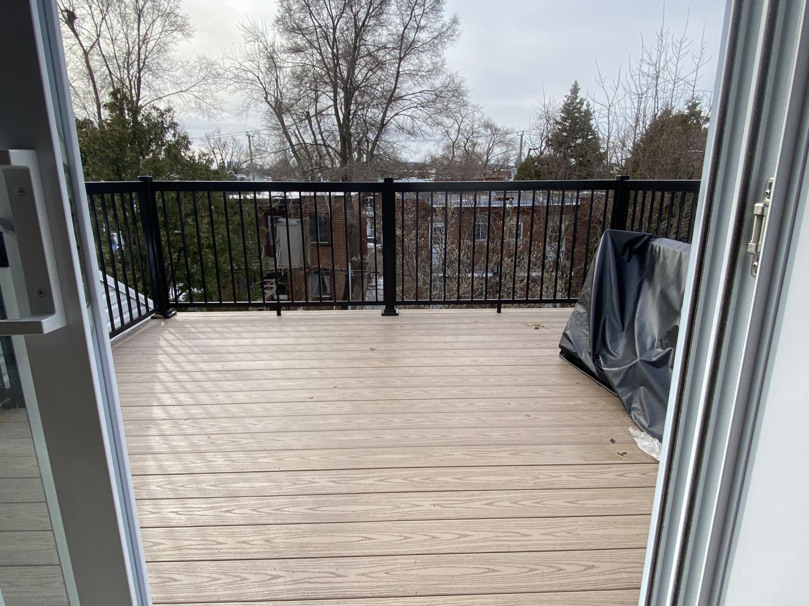 Intimate mezzanine level terrace