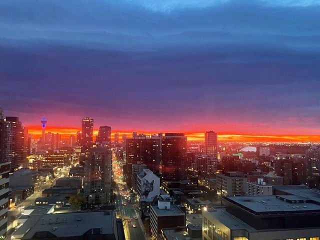 Executive-Penthouse-Suite in Calgary, AB, Kanada, mit Blick auf Stadt und Berge!