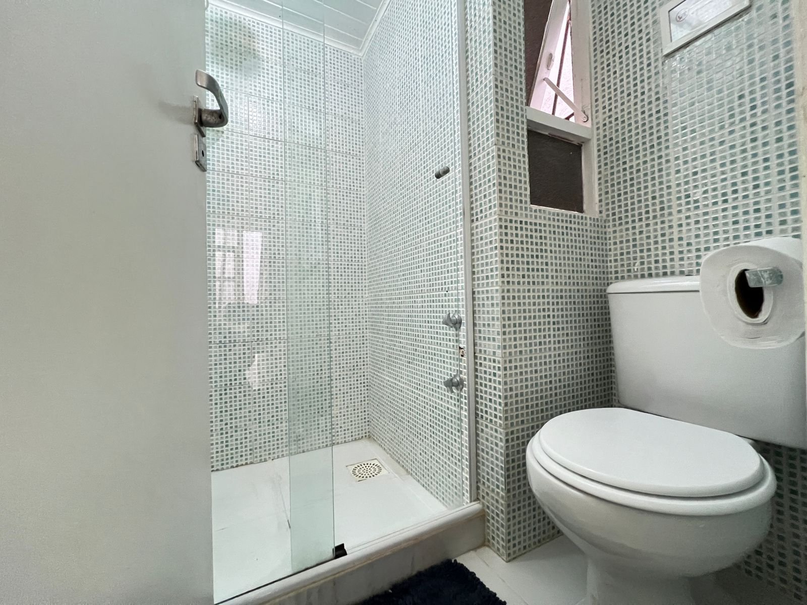 Banheiro no andar de baixo + chuveiro