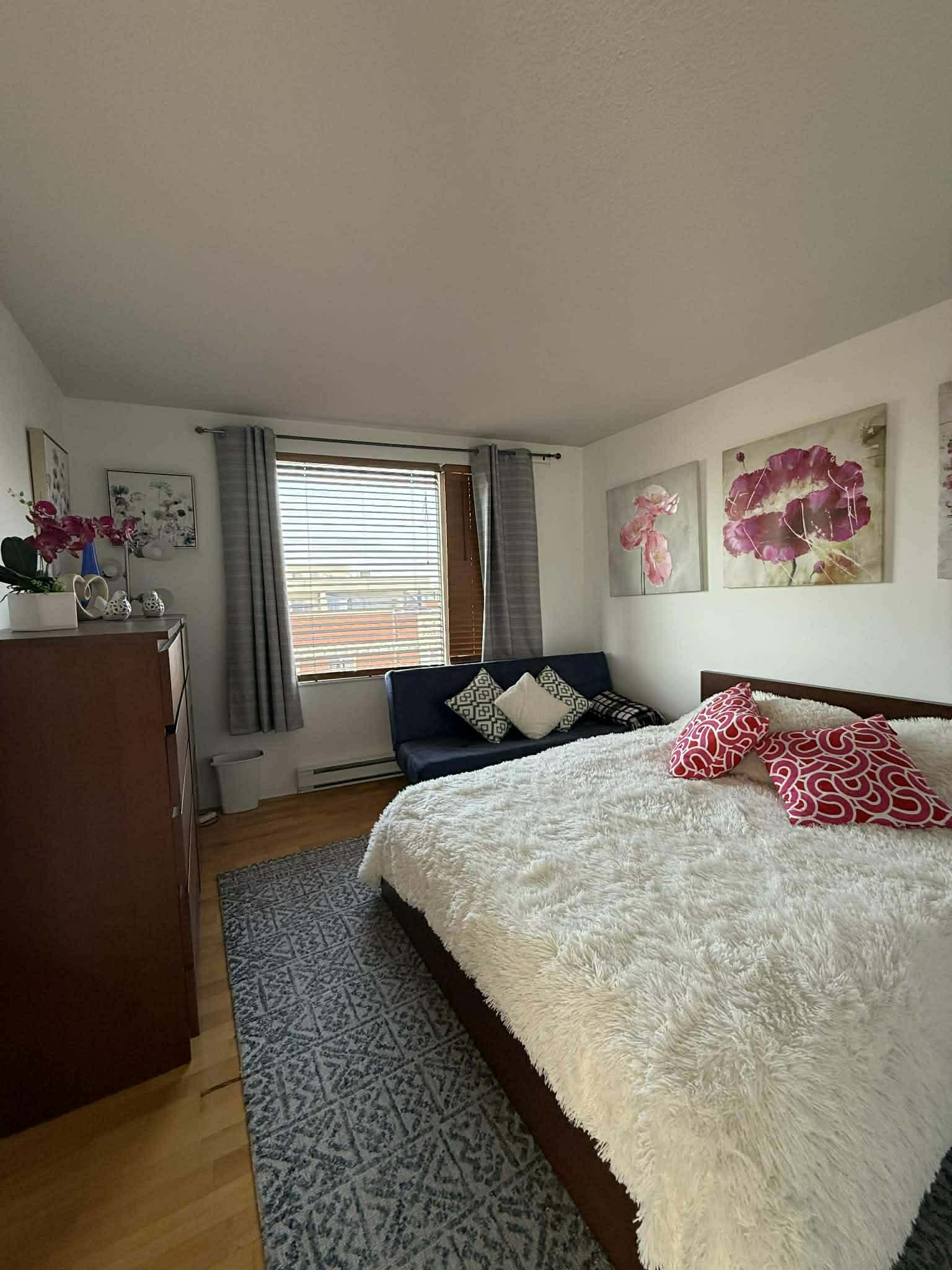 Luminoso y moderno condominio de 2 dormitorios en Griffintown con gimnasio, estacionamiento y acceso al centro de la ciudad cerca de Old Port y Lachine Canal