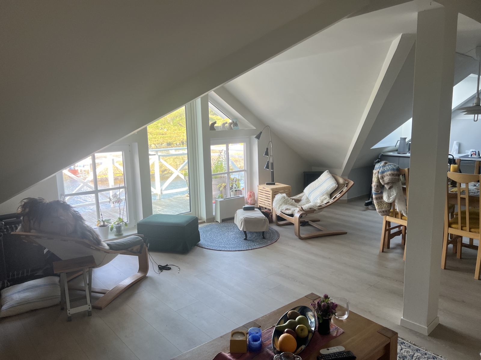 Penthouse mit Terrasse, Kai, Ruderboot auf der Finnøy.