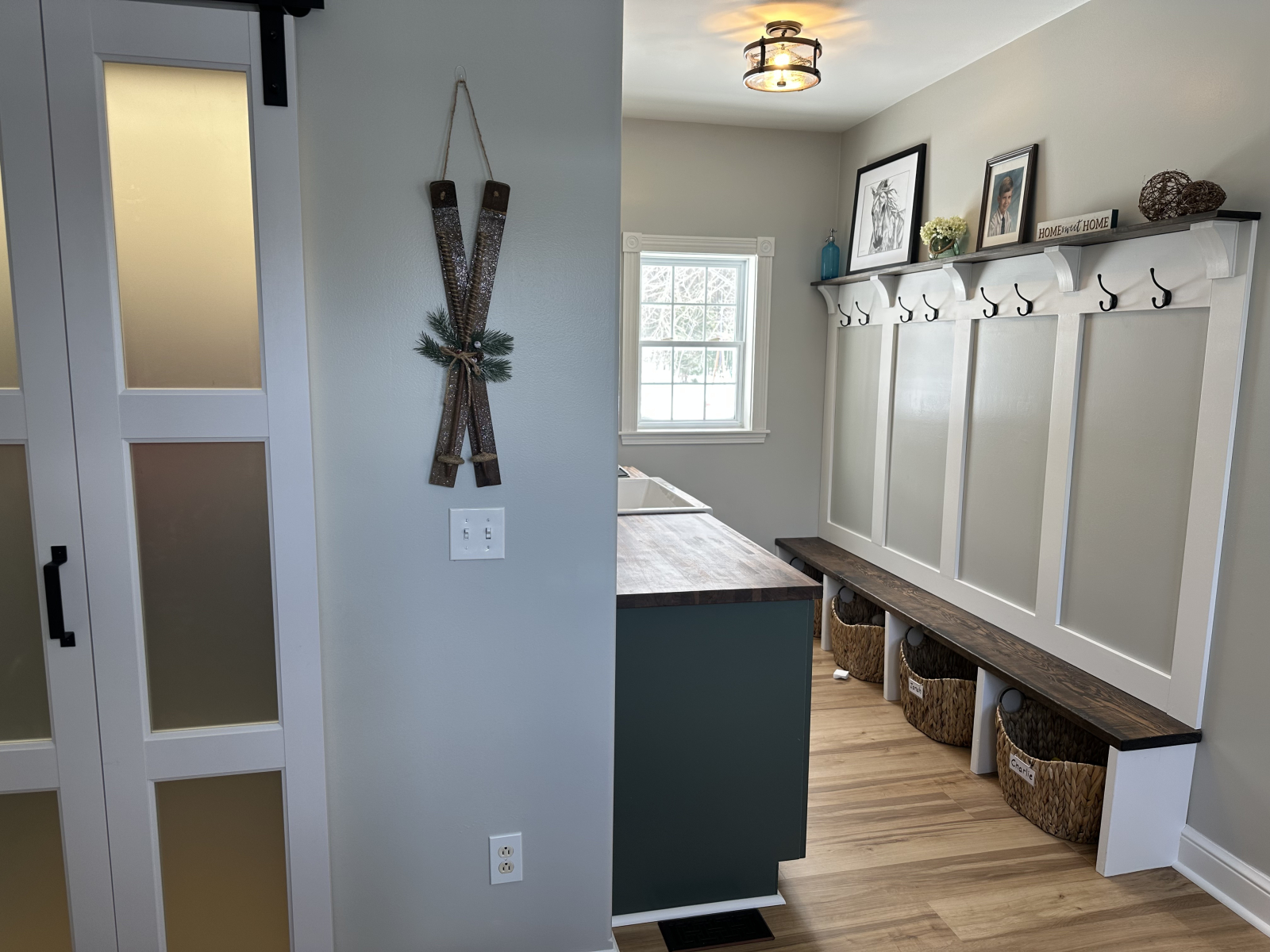 Mudroom conveniente com uma pia e muito armazenamento.