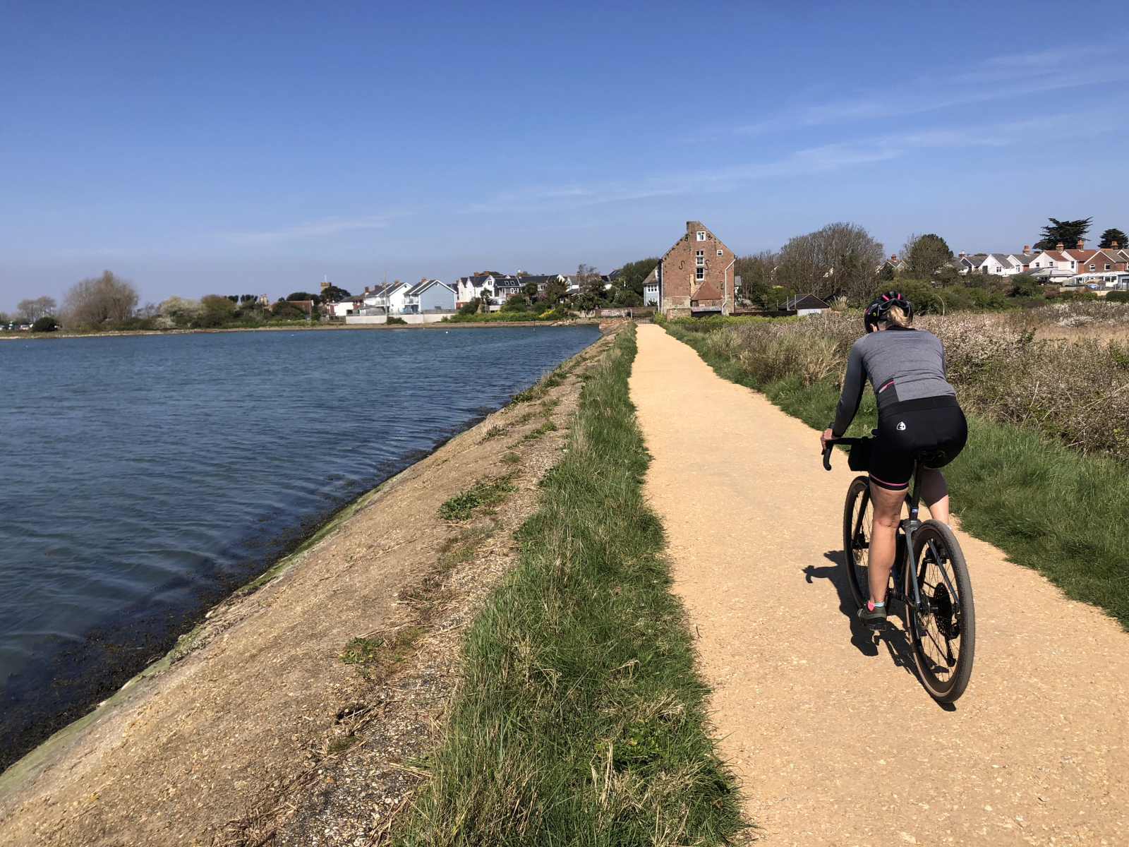 Percorrere il sentiero del fiume Yar in bicicletta