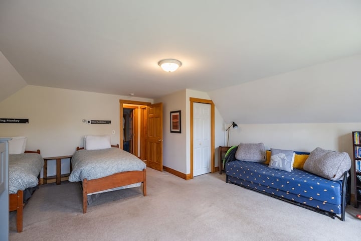 Family home in the Maine mountains, with direct access to trails, walk to Bethel, and 10 min to Sunday River!