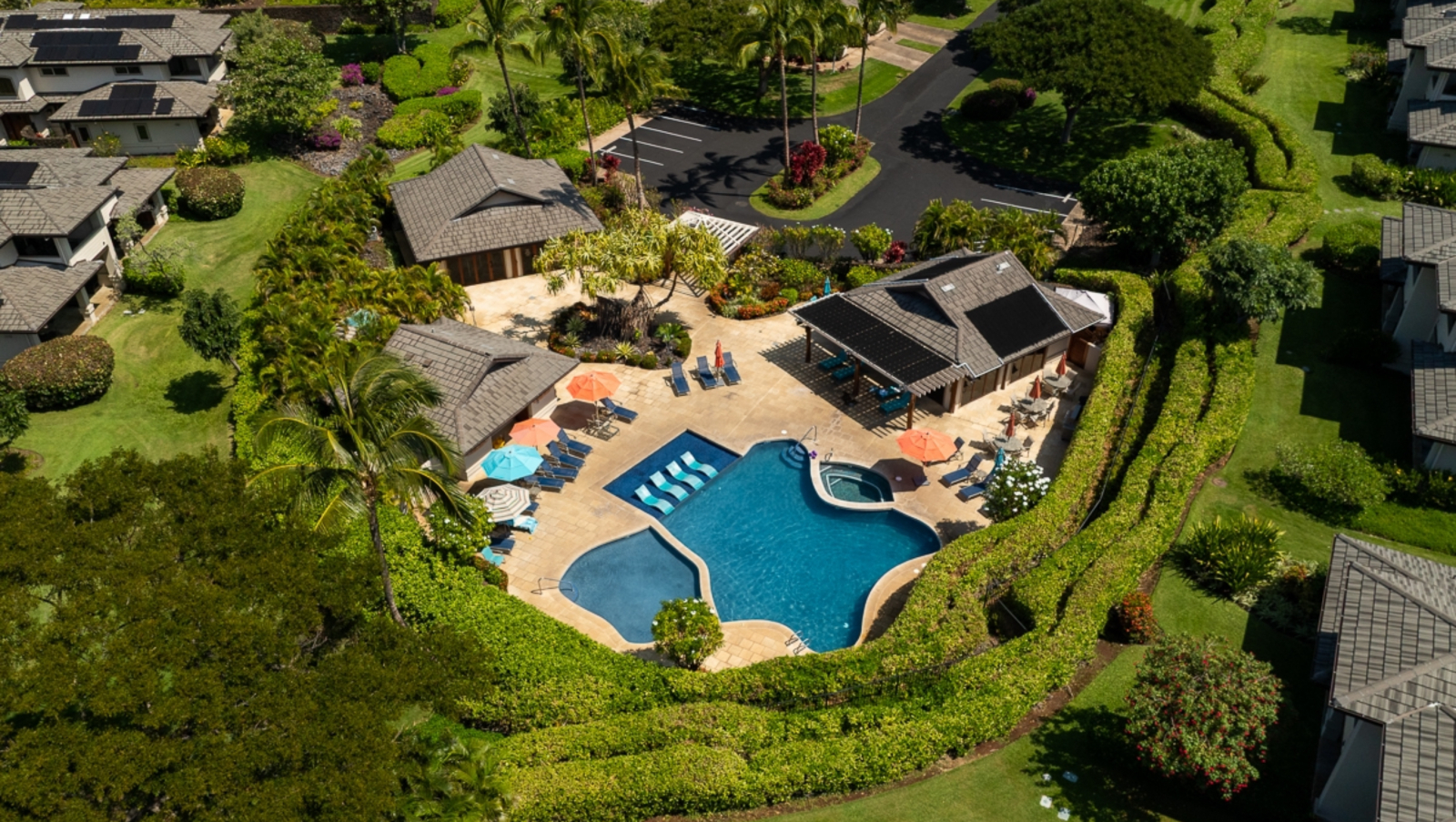 Bovenaanzicht van het complex zwembad en fitnessruimte