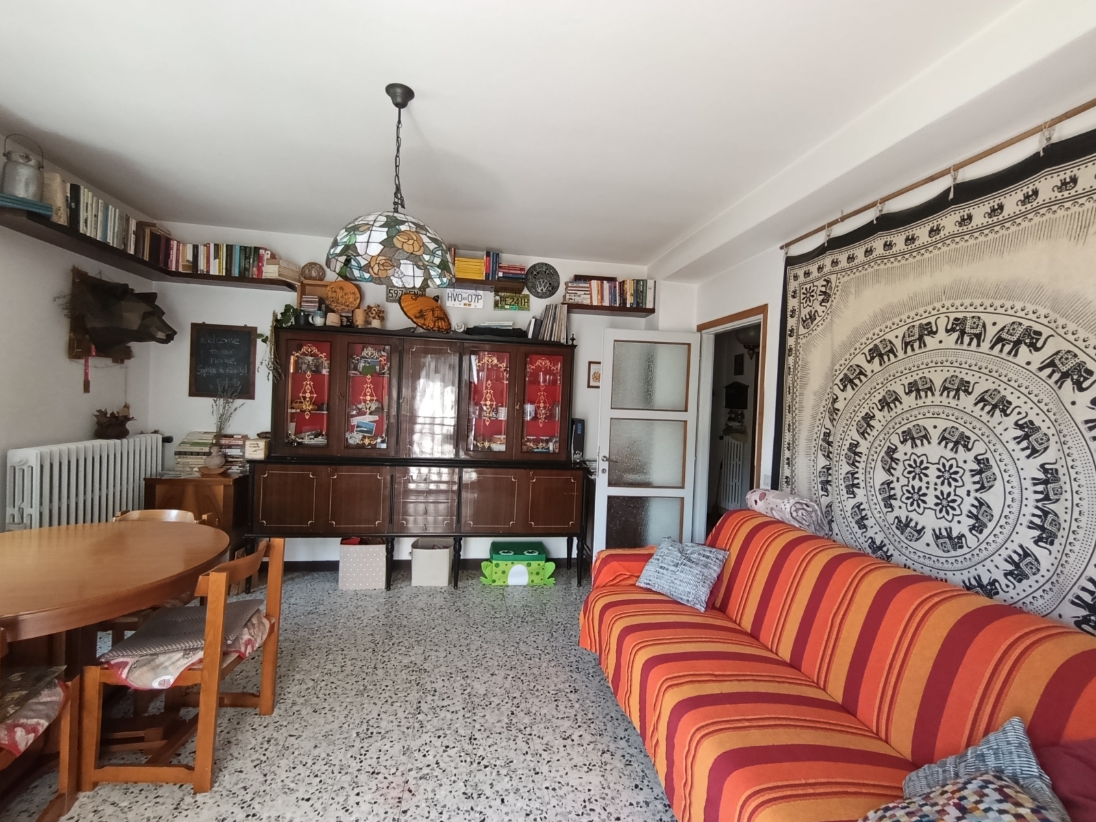 Vila pacífica nas montanhas acima do Lago Como