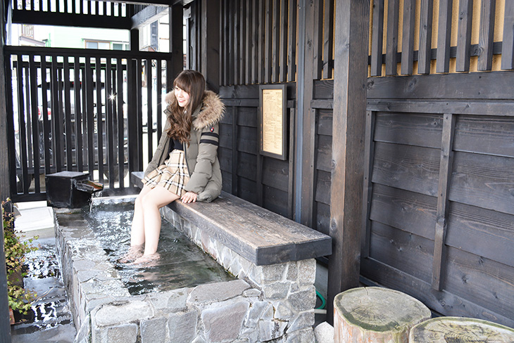 Ashiyu, die natürlichen Thermalbecken sind fast überall in der Stadt zu finden