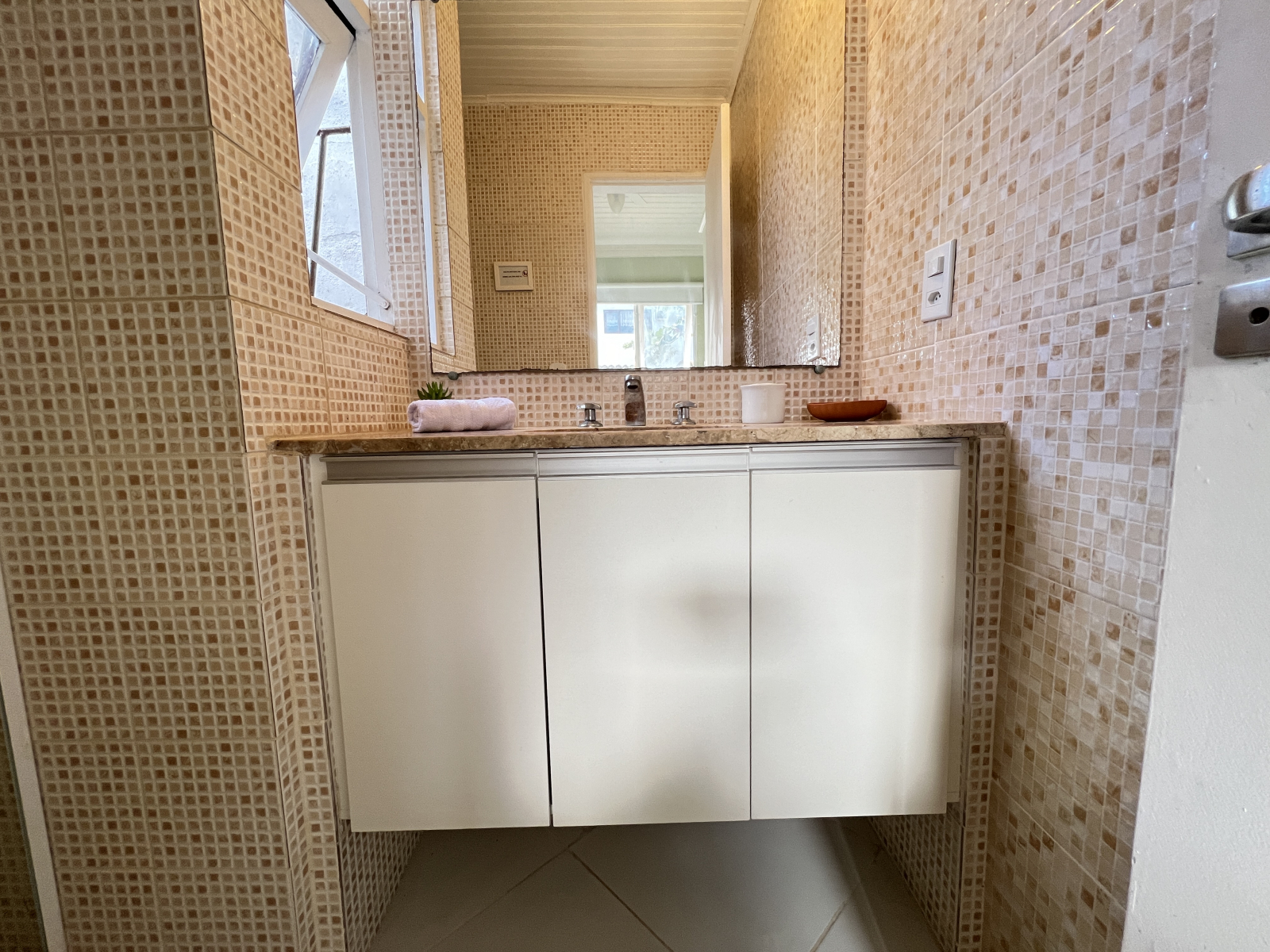 Banheiro no andar de cima + chuveiro (localizado dentro do quarto #2)