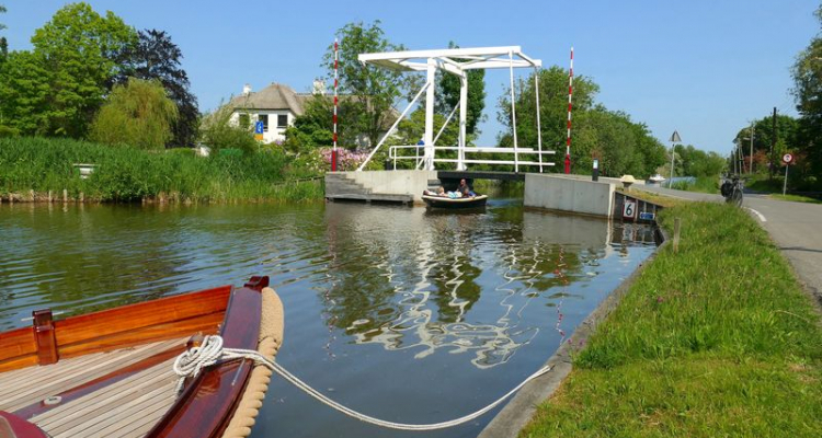 È possibile noleggiare una barca in varie località. Vedi i miei consigli.