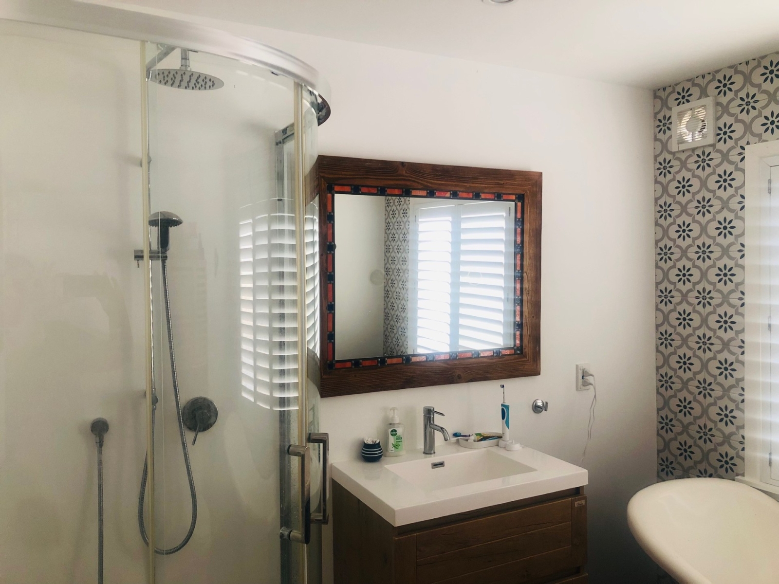 Main bathroom with shower cubicle