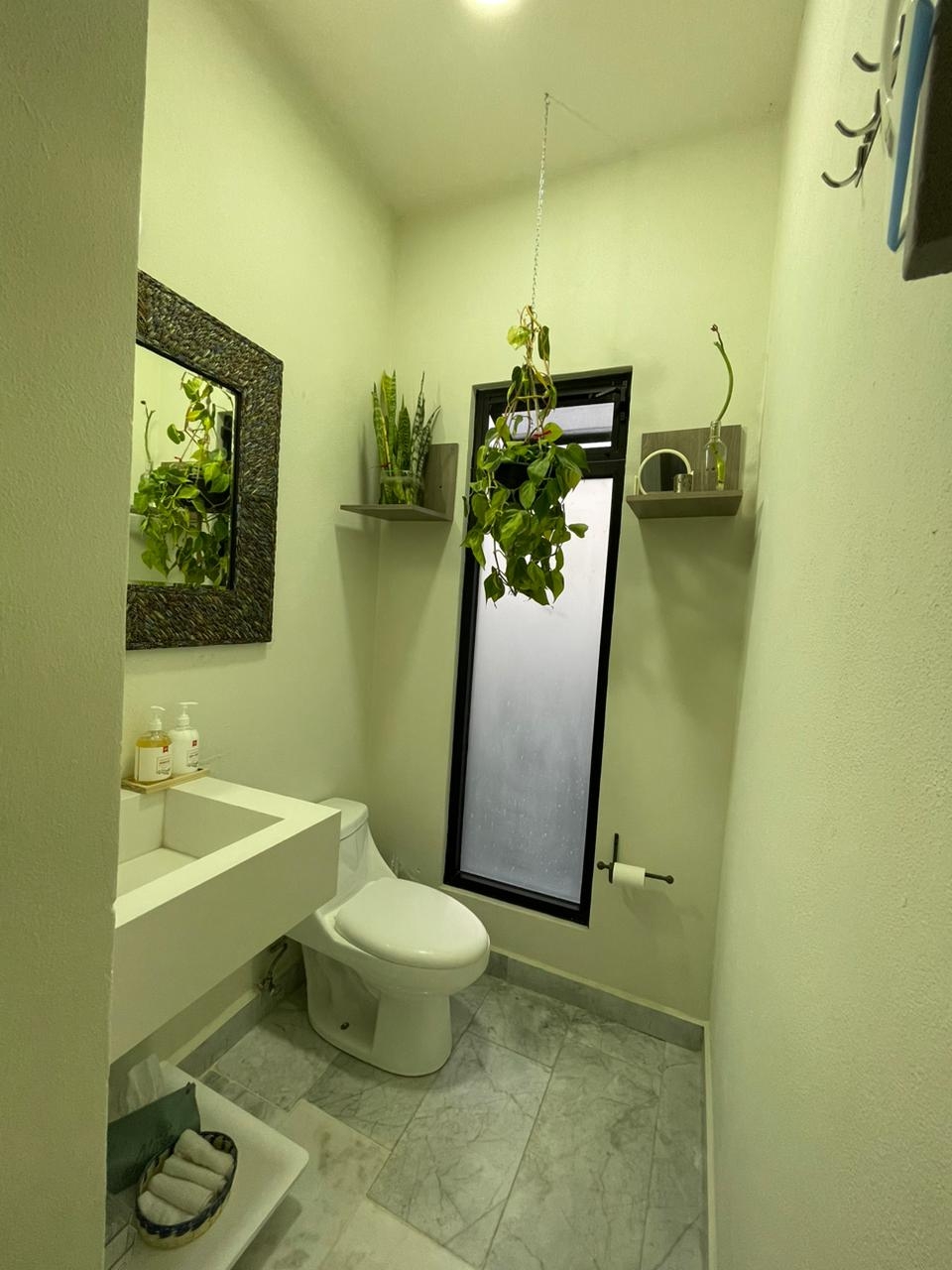 Hele gastenbadkamer in de eetkamer