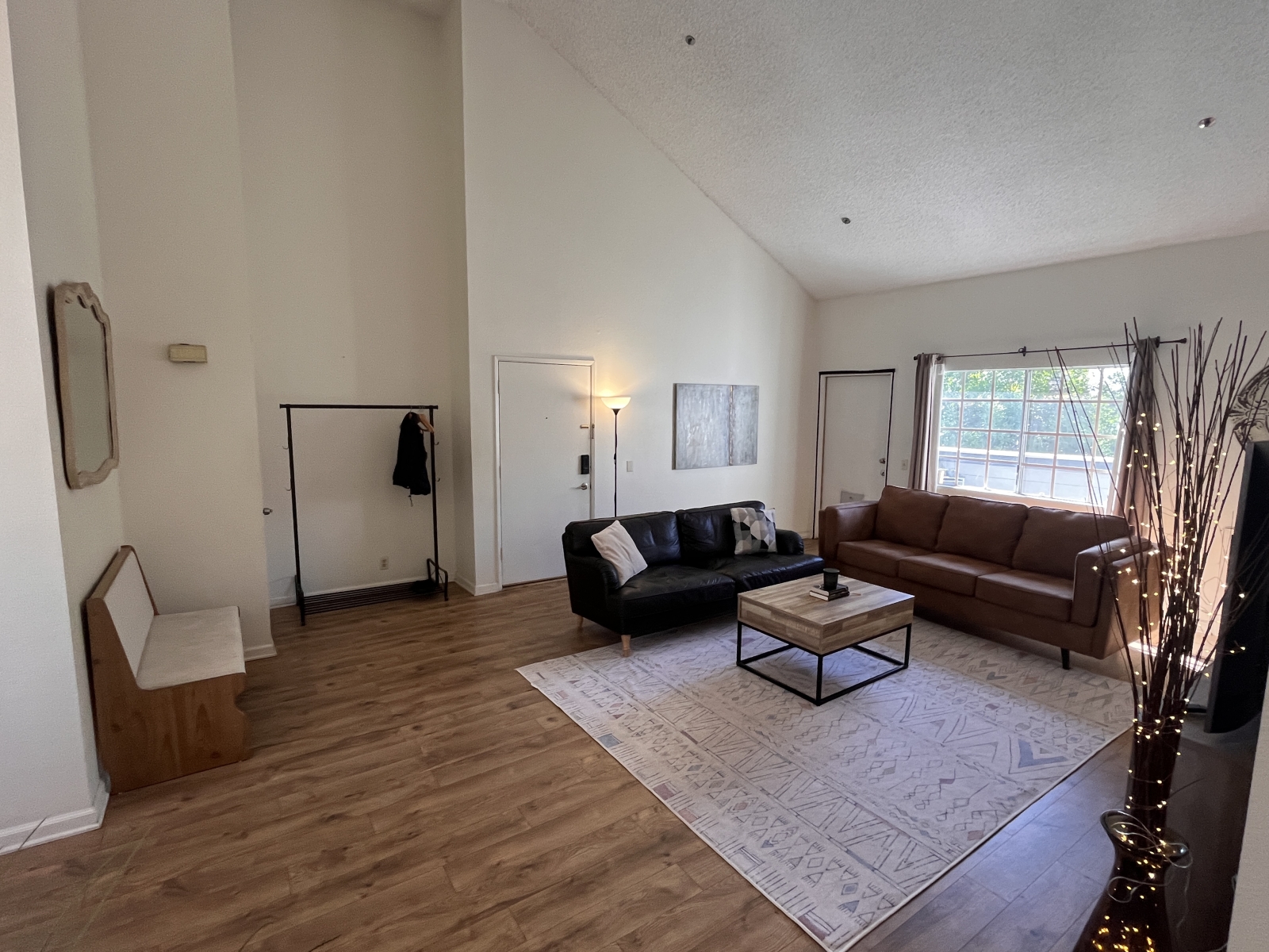 Gated 2bed/2ba Condo, Easy Access to Fwy & Metro Train