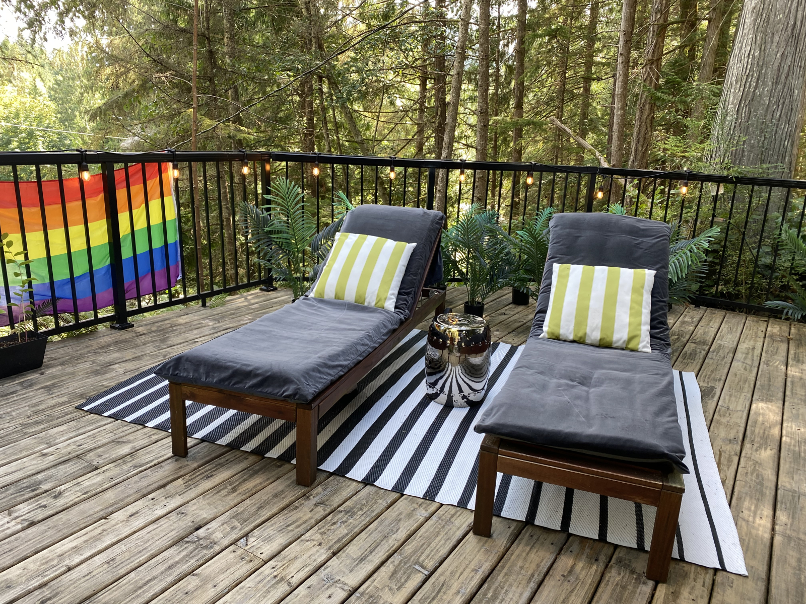 Entspannen Sie sich bequem und absolut privat auf dem weitläufigen Deck