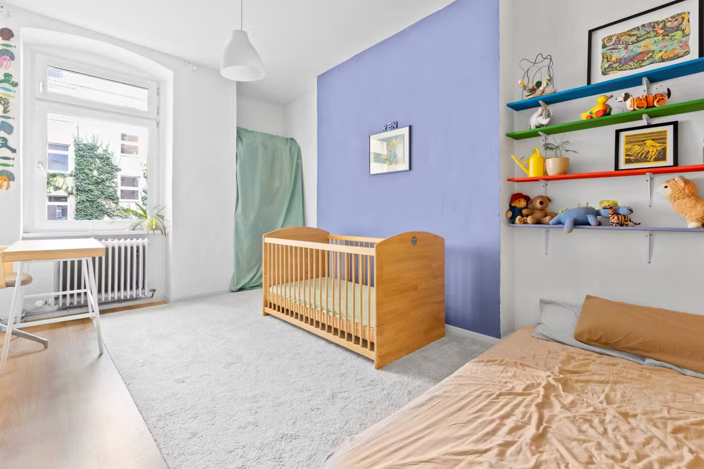 Matelas double au sol et accès à un lit bébé si vous en avez besoin