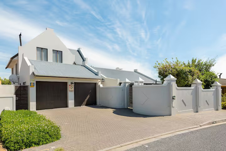 Hay estacionamiento disponible fuera de la calle y en la entrada