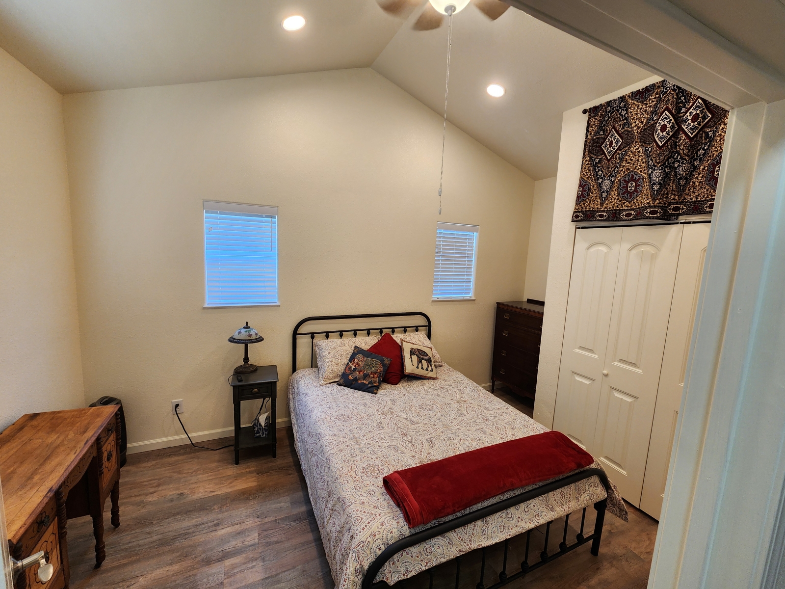 Casita with beautiful meadow views 30 min from Lake Tahoe!