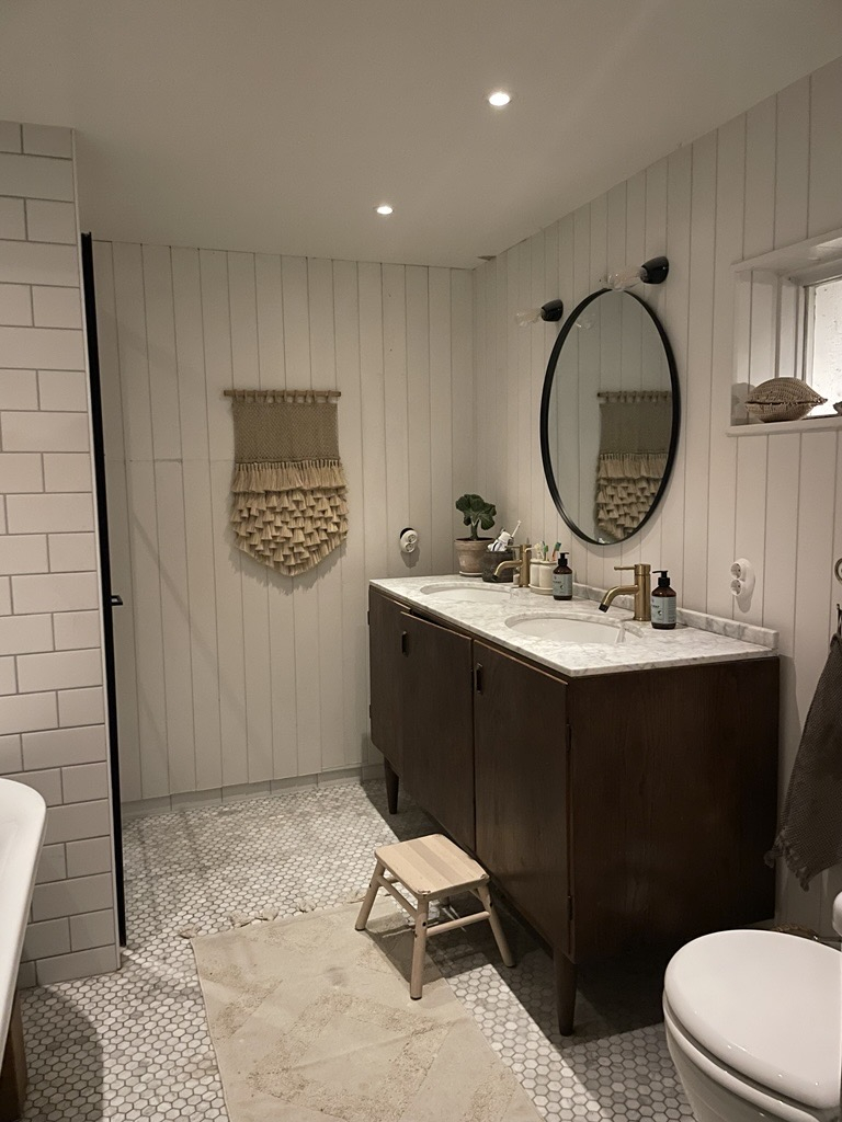 Badezimmer mit Dusche und großer Badewanne.