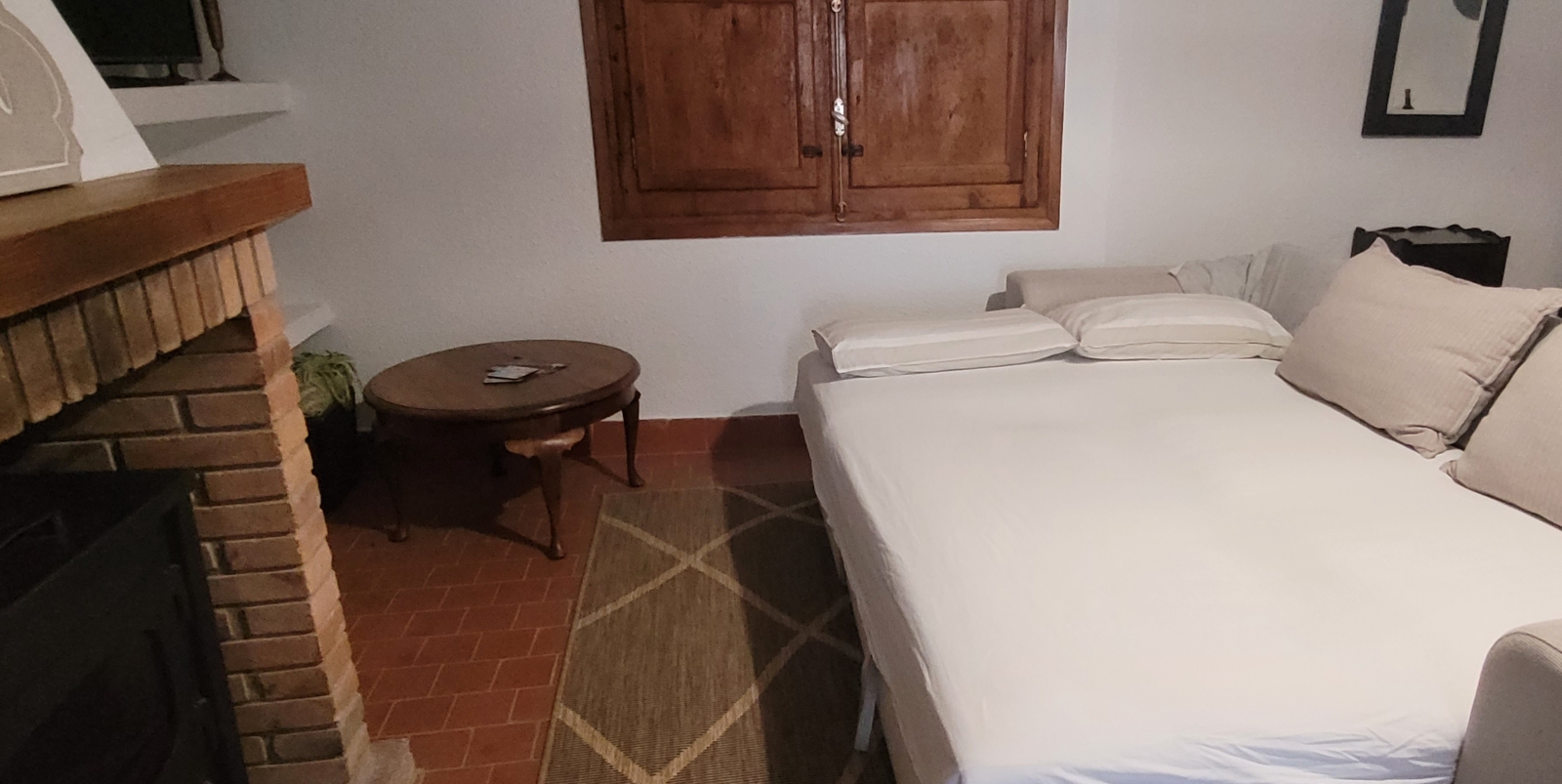 El sofá cama puede acomodar cómodamente a dos niños pequeños o a un adulto.