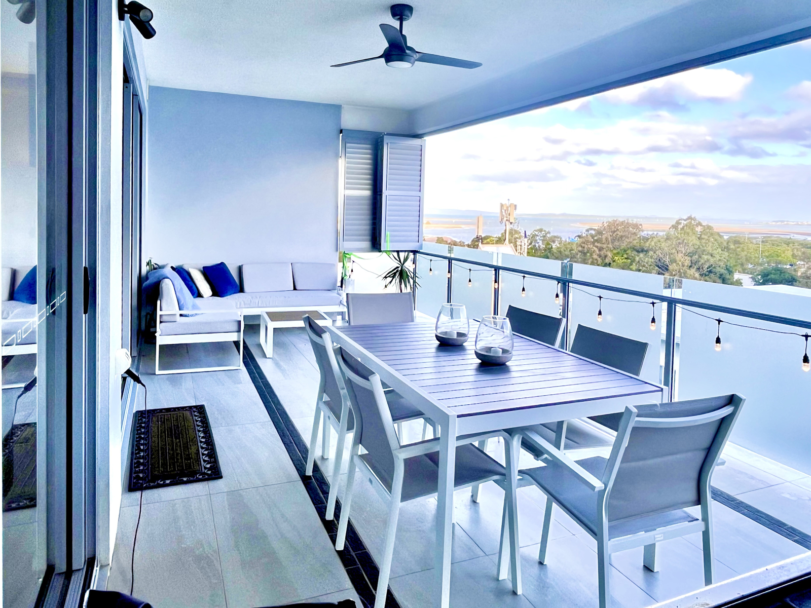 Véranda au niveau inférieur de l’appartement - également avec barbecue et vue sur la baie