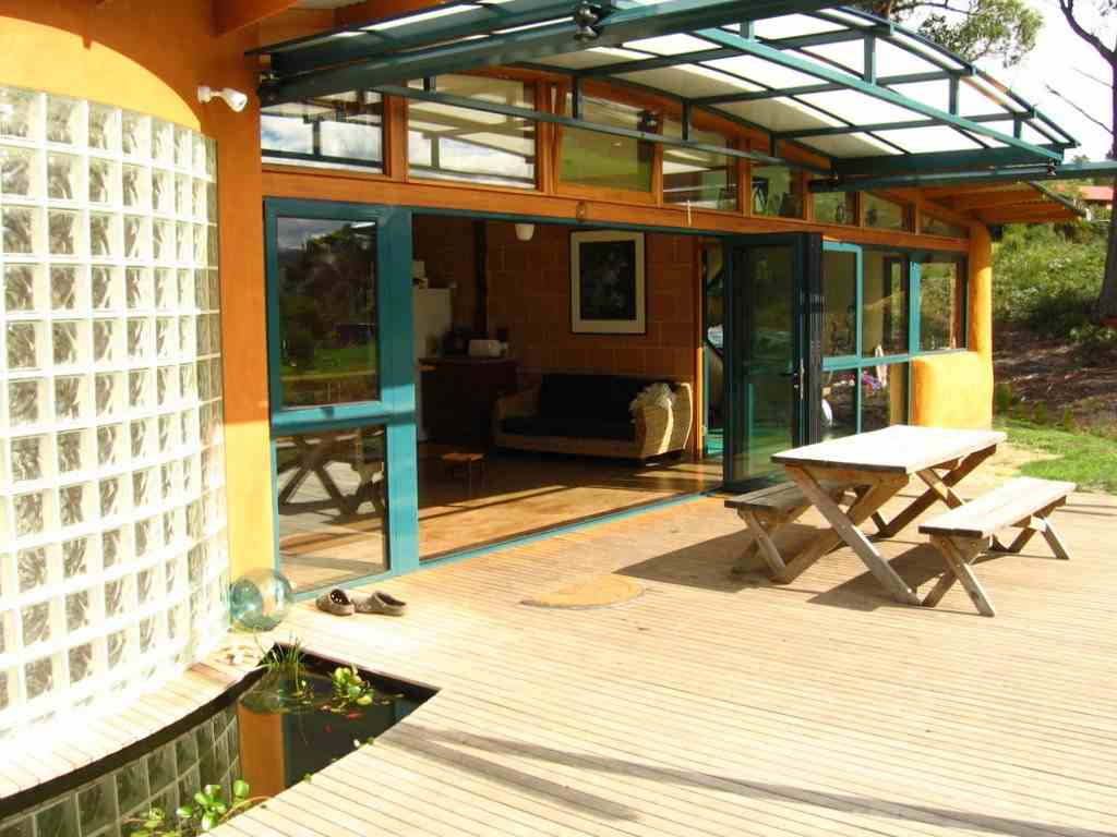 La terrasse avec ombrage mobile devant la cuisine/salle à manger