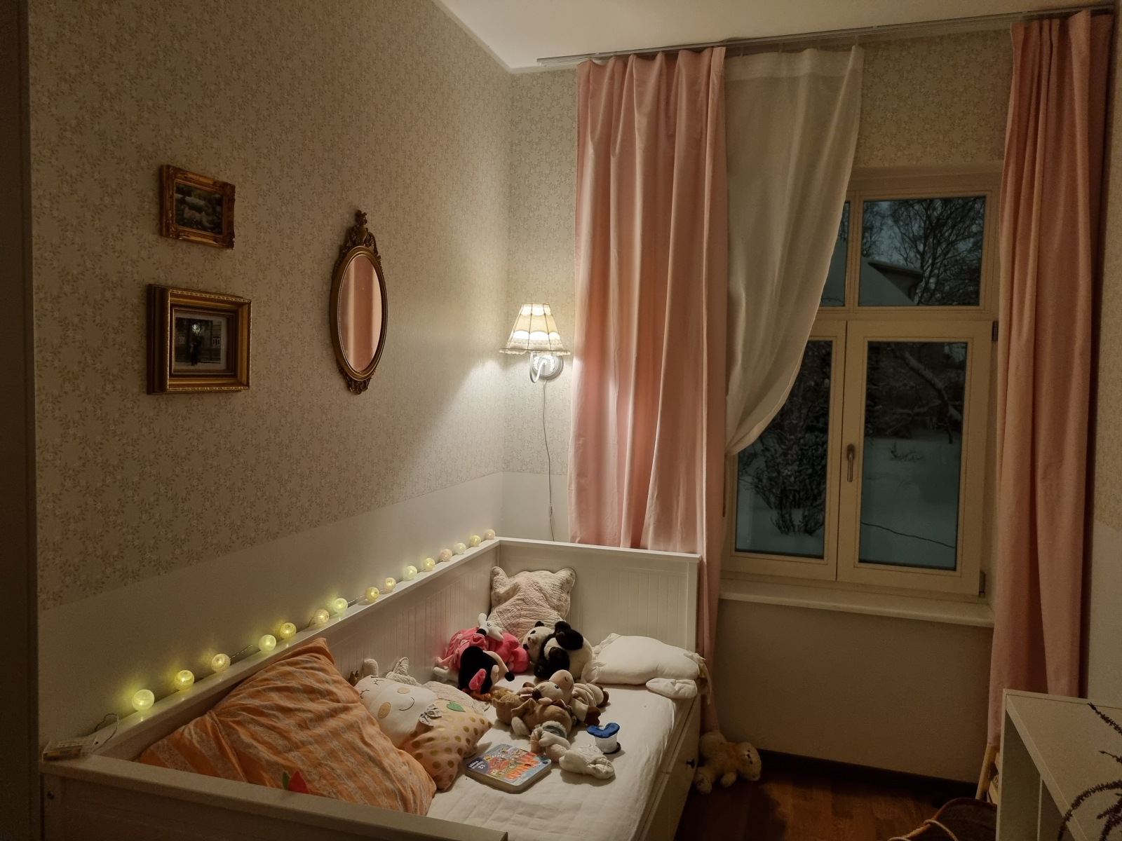 Kleines Schlafzimmer. 80 cm langes Tagesbett, das sich zu einem 160 cm Bett öffnen lässt.