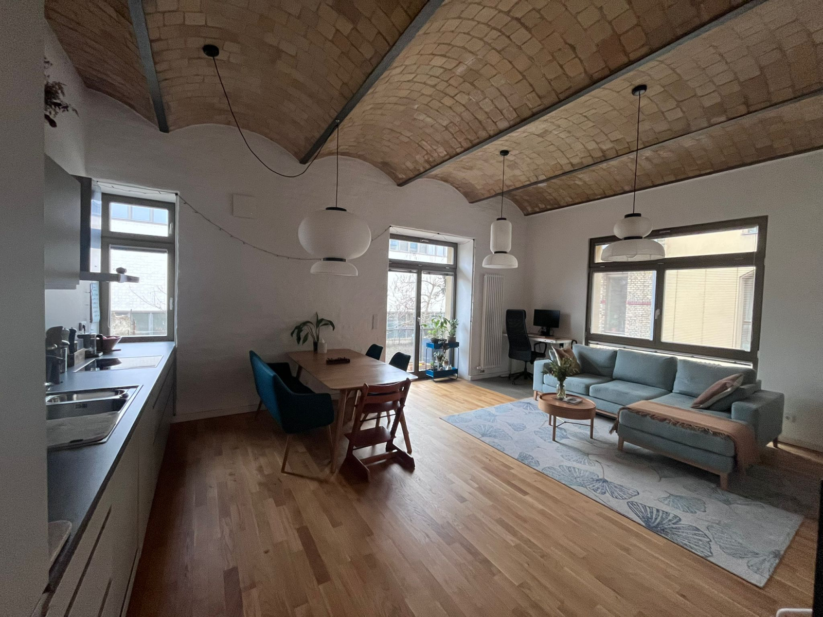 Salon spacieux et cuisine ouverte