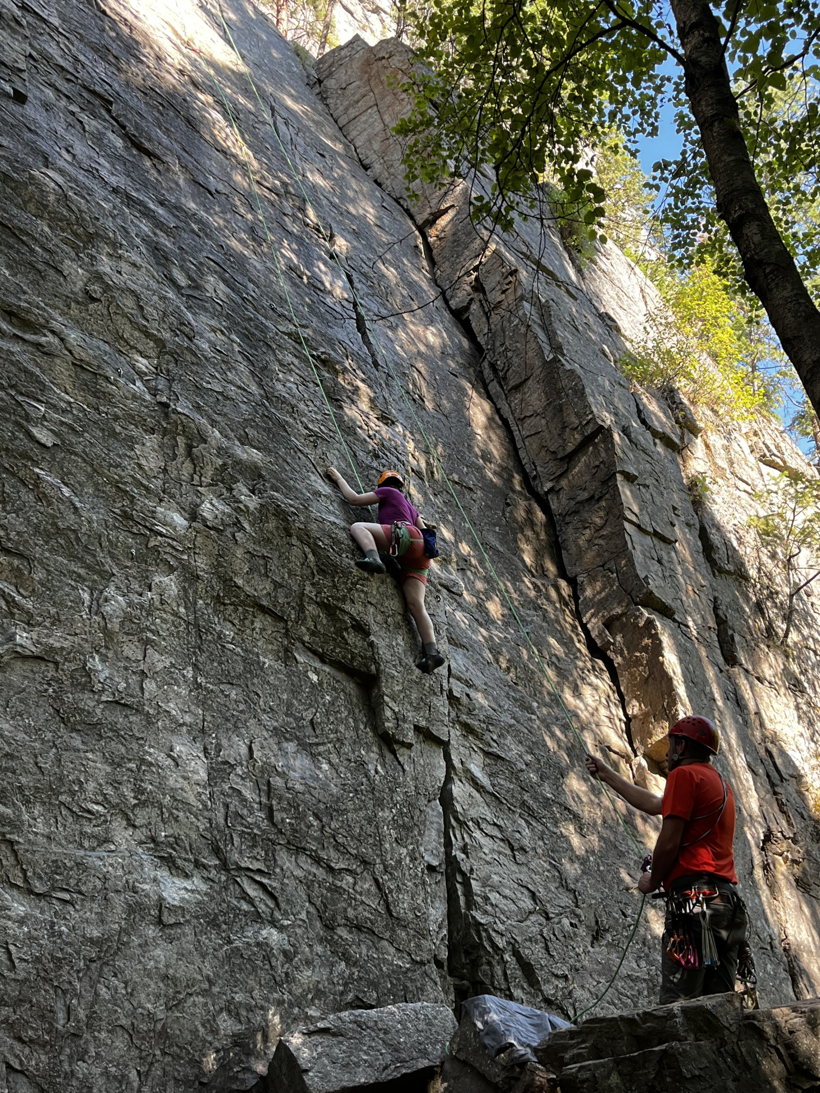 Escalada mundialmente famosa en Skaha Bluffs, a solo unos minutos en coche.