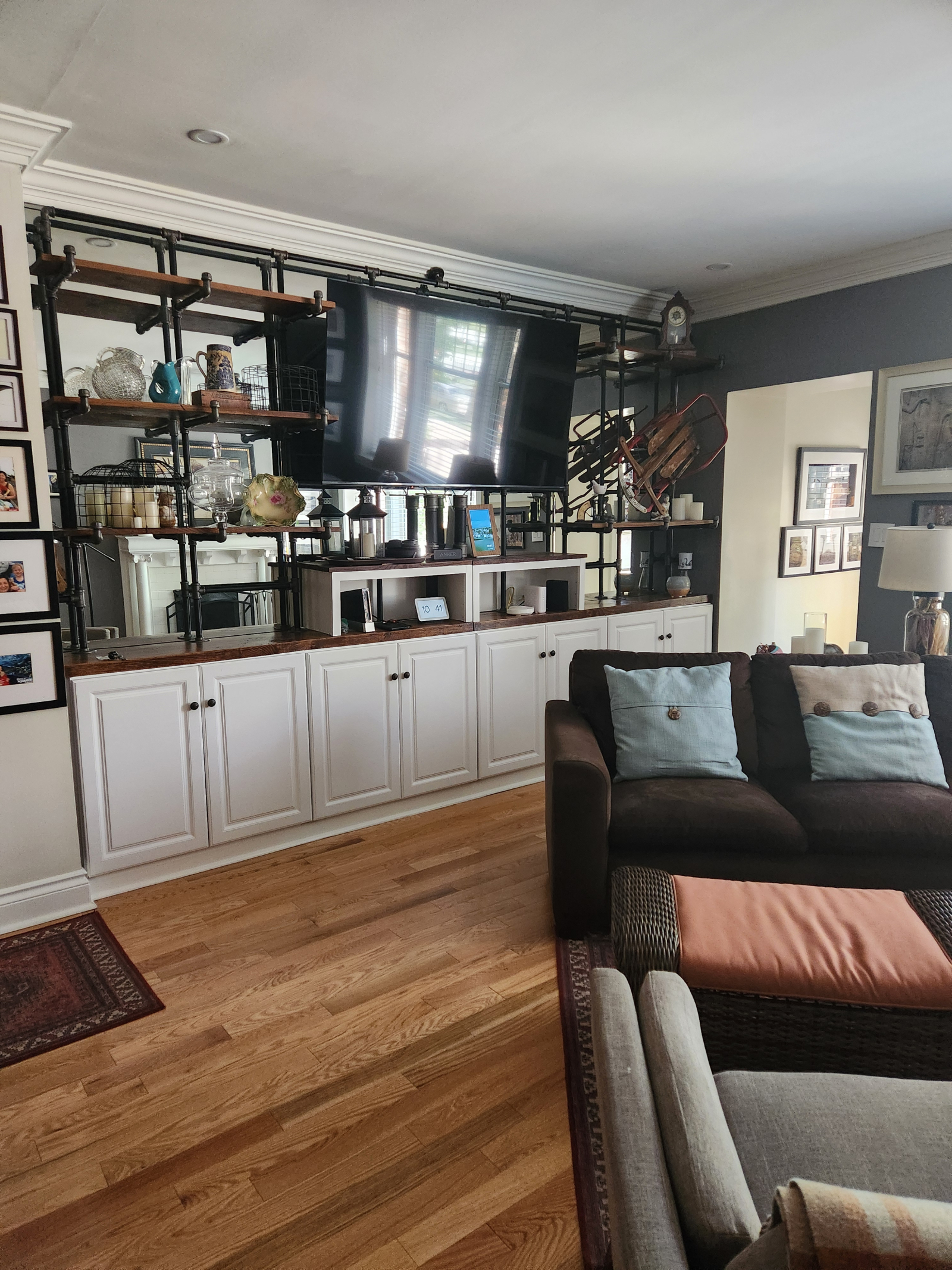 Wohnzimmer mit Blick auf Smart-TV und Zugang zum Balkon