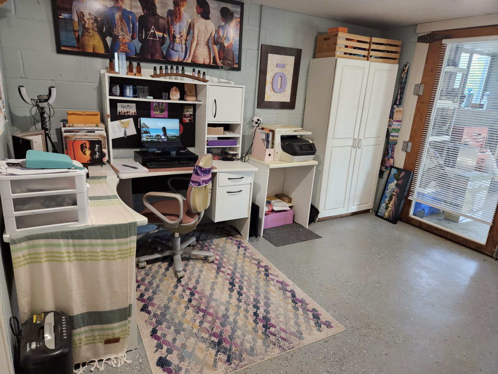 C’est mon bureau qui est situé dans le sous-sol de la sortie. L’abri de voiture avec des vélos y est ...