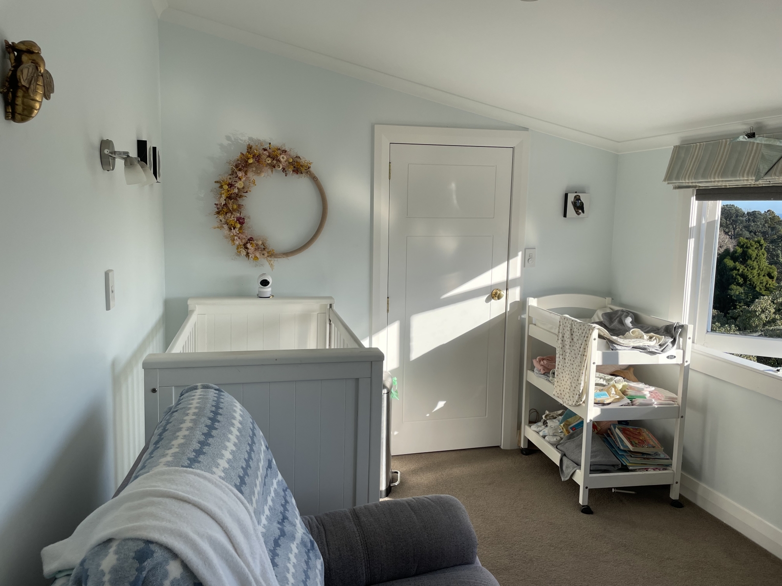 Sunny home… 4 minutes drive to New Zealand’s best Family Friendly Beach, with ocean views, native birds and a playground!