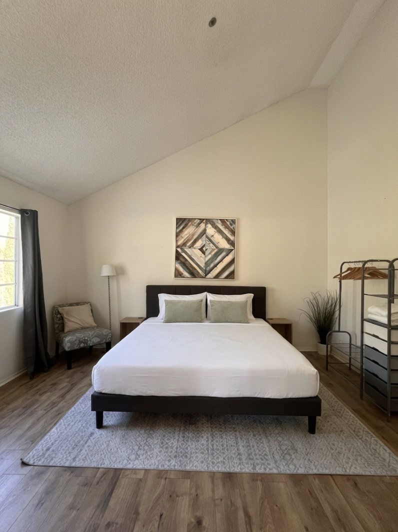 Gated 2bed/2ba Condo, Easy Access to Fwy & Metro Train