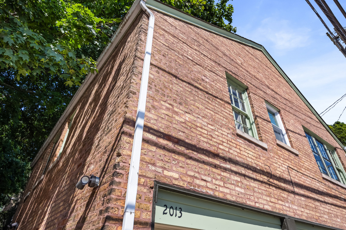 Charming coach house in college town minutes from Chicago