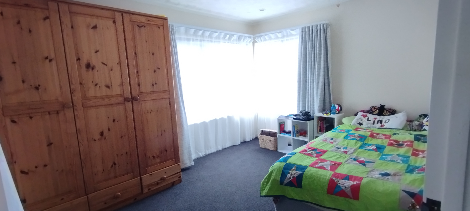 Schlafzimmer mit einem Kingsize-Einzelbett