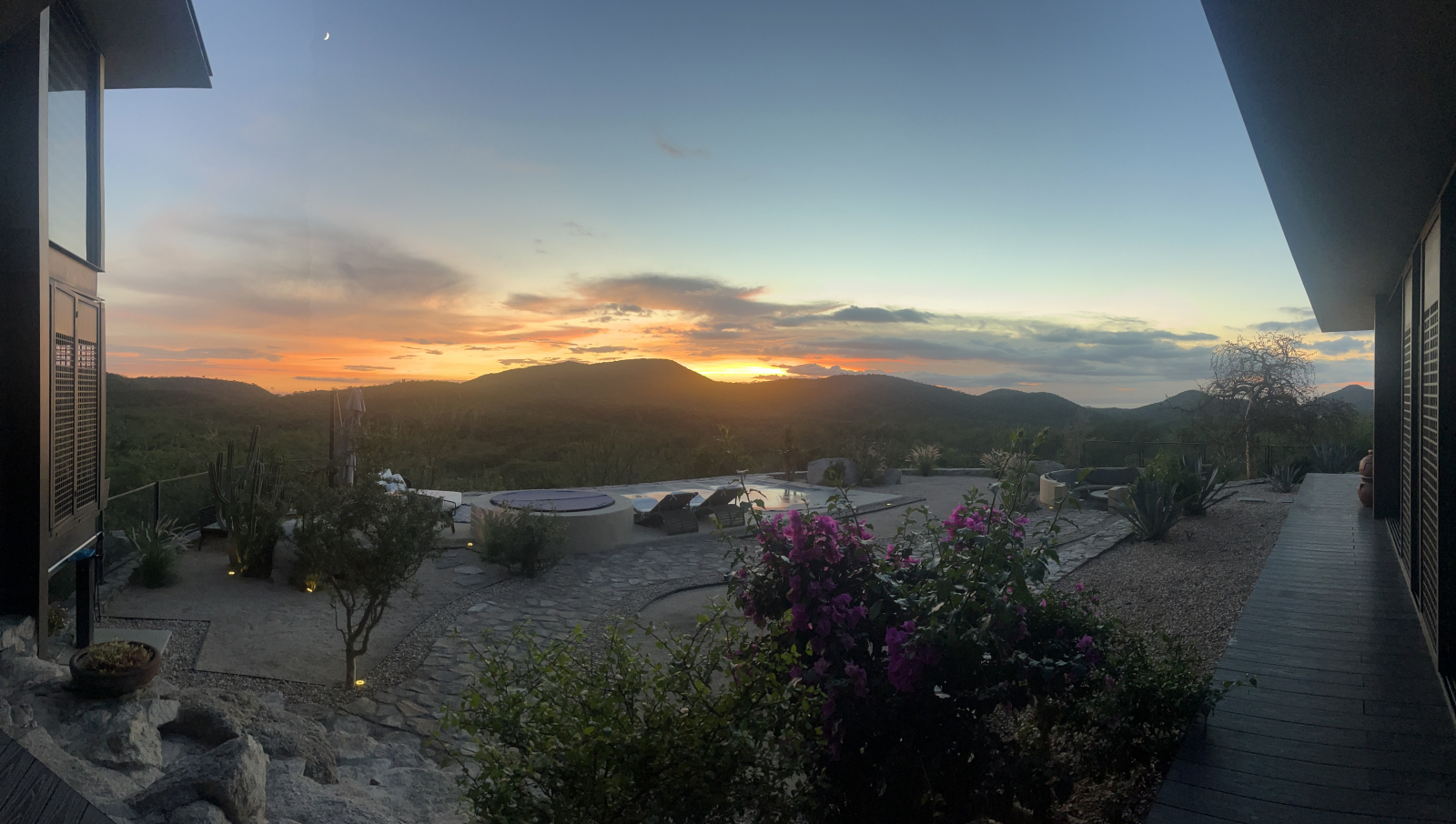 Le soleil d’août se dissout à l’horizon