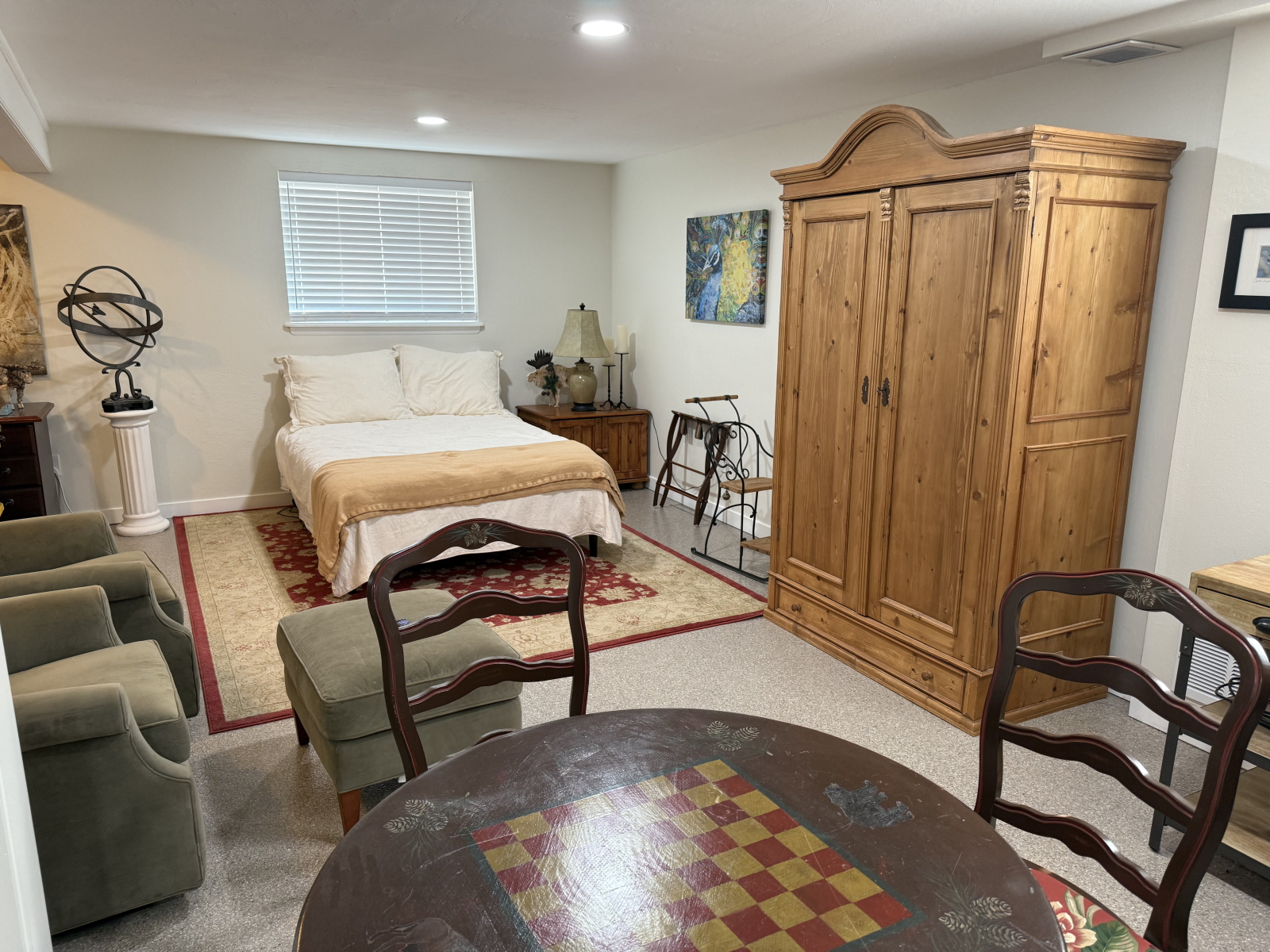 Chambre double confortable au niveau inférieur, table de petit-déjeuner / de jeu, chaises confortabl ...