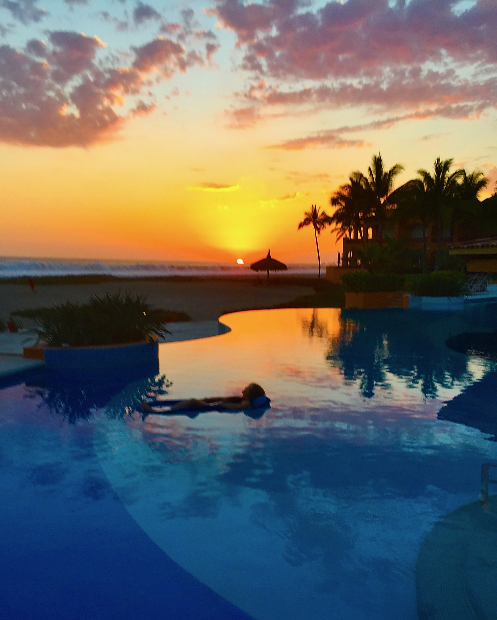 Disfruta del sol en nuestro lujoso piso en este resort de golf cerrado en la playa