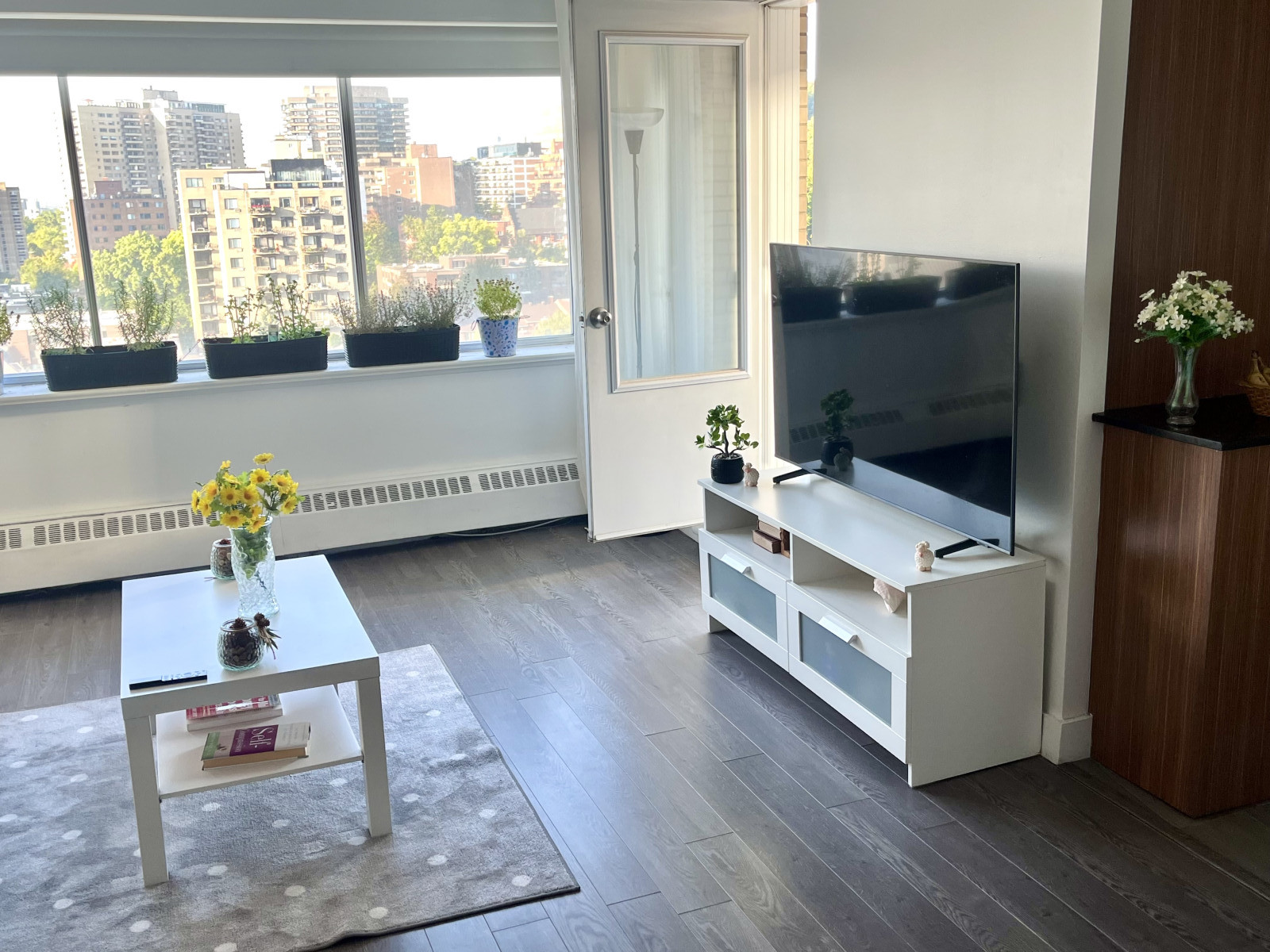 Stellen Sie sich einen Wohnraum vor, in dem die Grenzen zwischen gemütlichem Innenraumkomfort und er ...