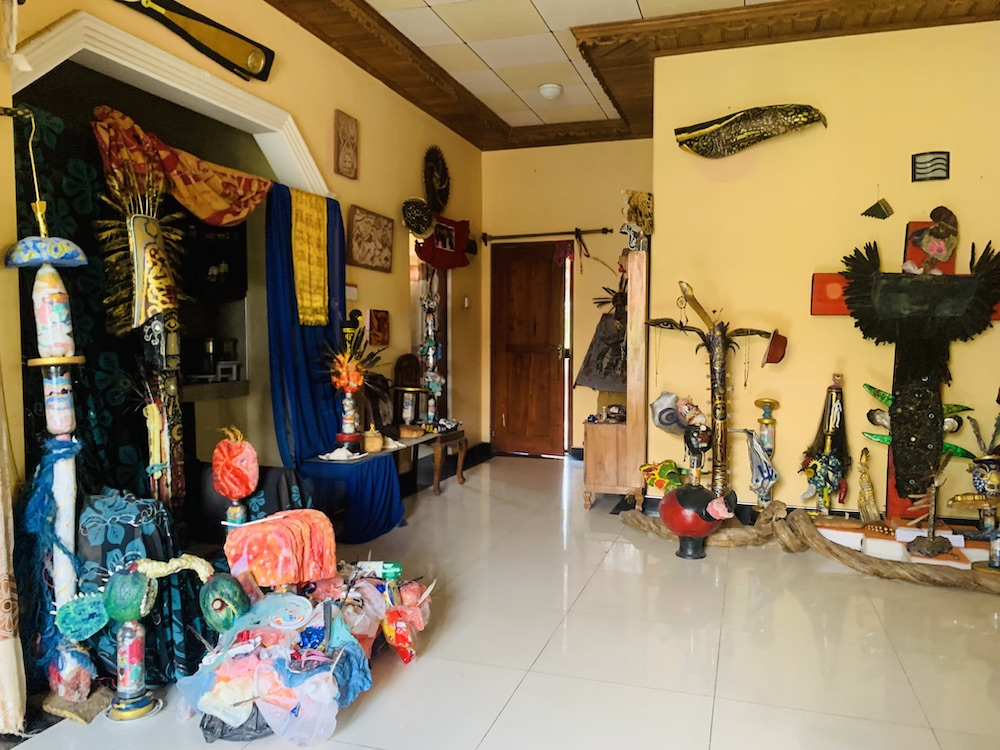 Lado leste da sala de estar, com porta para a varanda e vista para o canal Hamilton, também conhecid ...