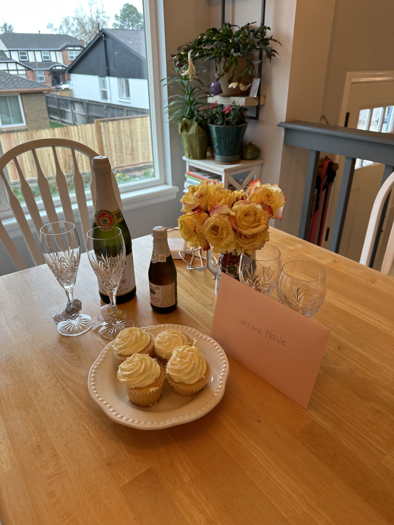 Le cadre de notre mariage comprenait des flûtes à champagne en cristal irlandais de Galway, notre bo ...