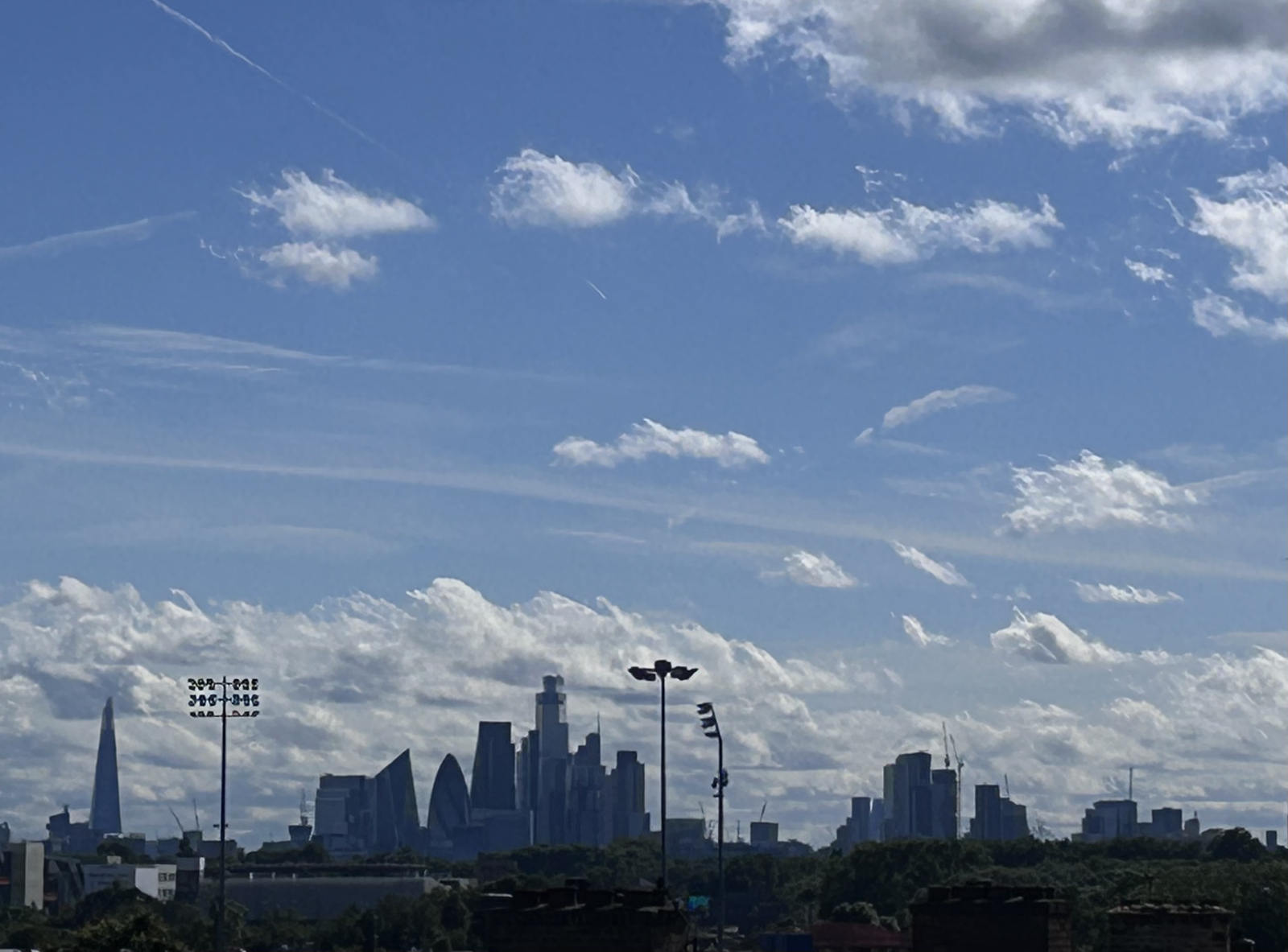 Modern apartment in East London with stunning view of city skyline - perfect for exploring the city.