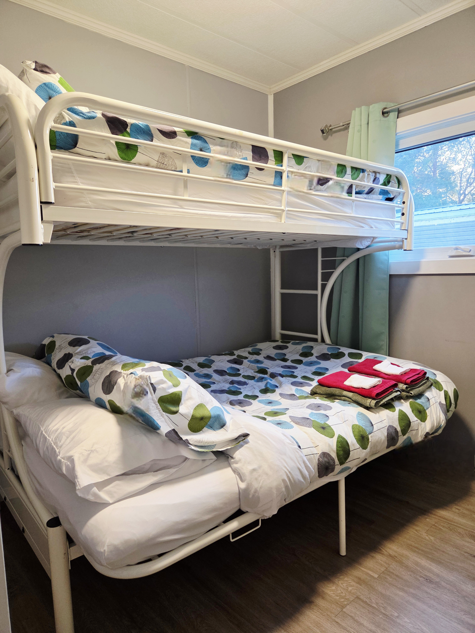 La deuxième chambre est sur le thème de la bulle et axée sur les enfants. Le lit du bas est un queen ...