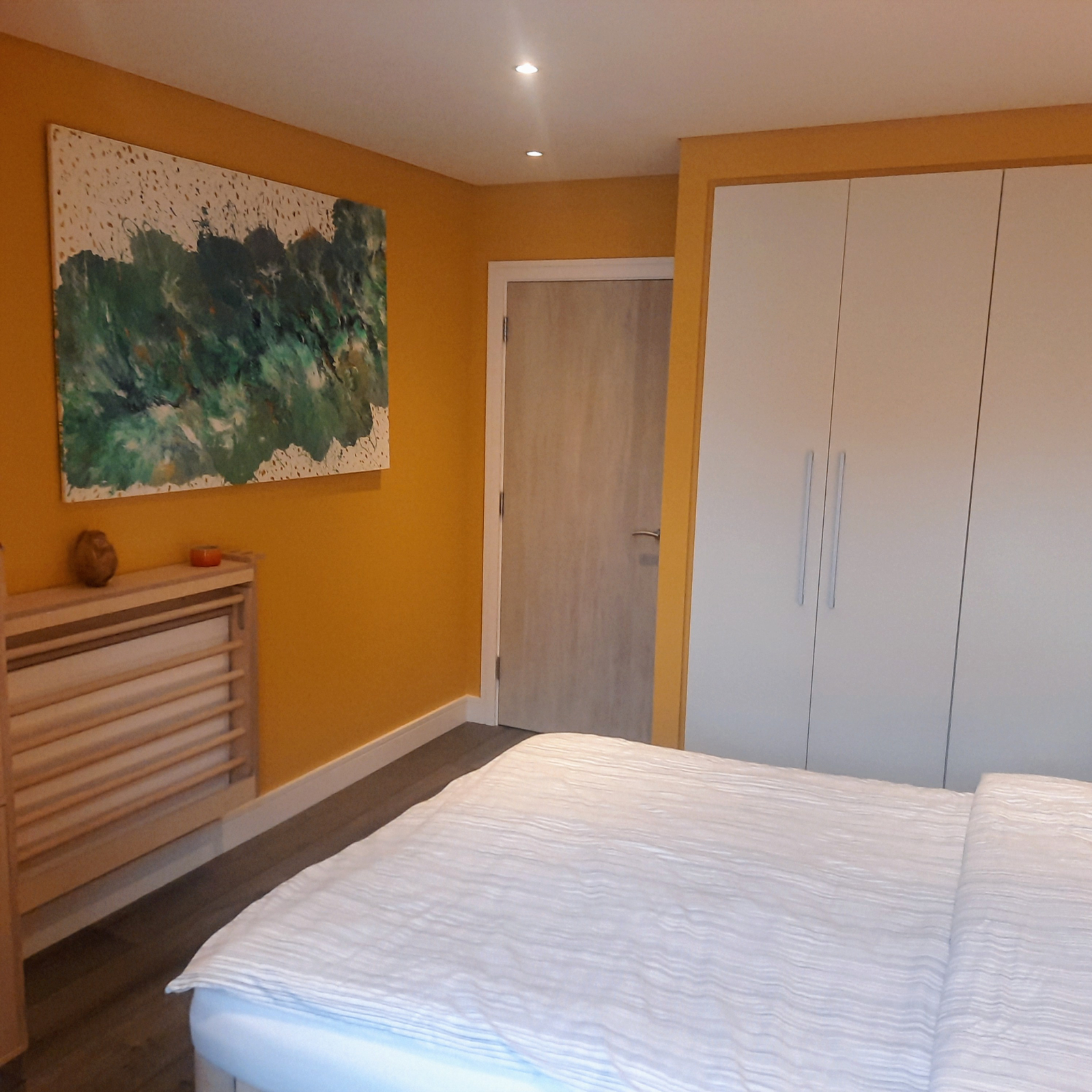 Quarto principal luminoso com roupeiros espaçosos.